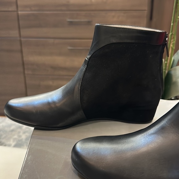 Aquatalia NWT Wedge Suede/Calfskin Booties Size 7.5 - Picture 5 of 7